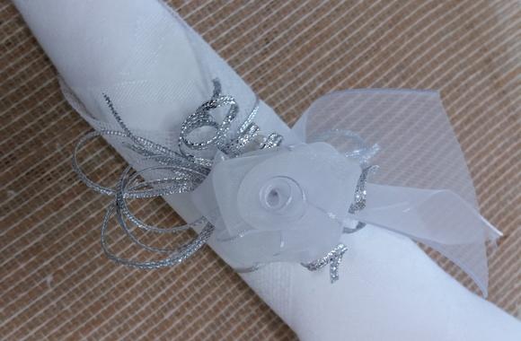 Porta-guardanapo com Flor de Fita de Organza Branca