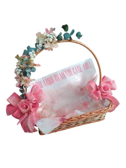 Cesta de Vime Decorada com Flores e Laços em Tons de Rosa