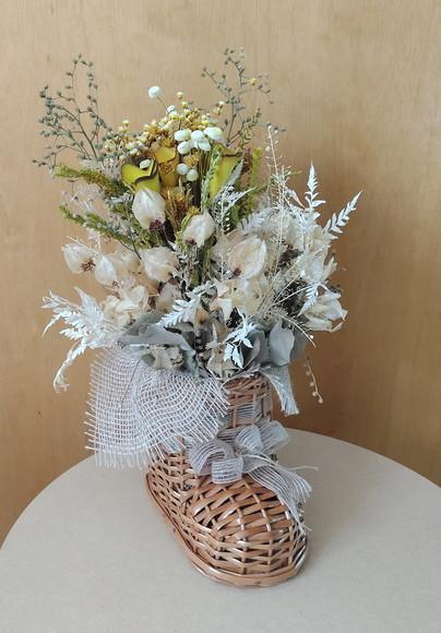 Arranjo com flores desidratadas na Botinha de Vime