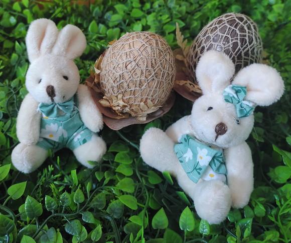 Casal de Coelhinhos de Pelúcia com 2 Ovos Decorativos
