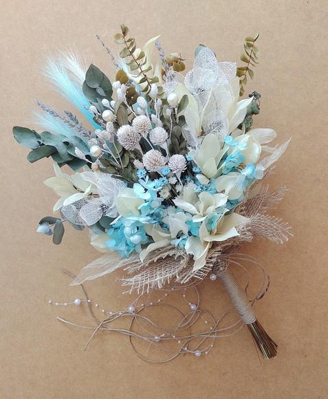 Buque de Noiva com Flores Desidratadas em Tons de Azul Claro
