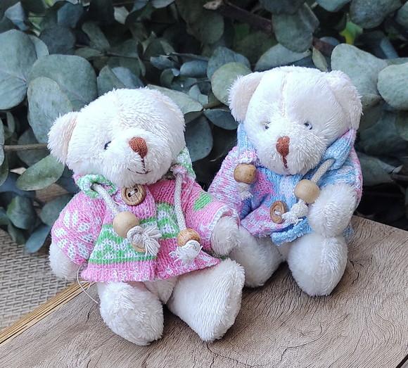 Casal de Ursinhos de Pelucia com Blusão de Tricot e Capuz