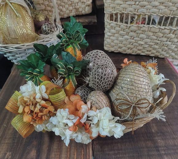 Cesta Decorada com Ovos de Páscoa e Cenoura Rústica