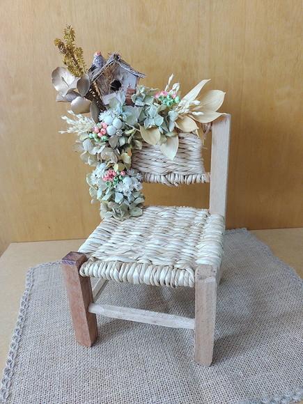 Cadeirinha de Palha com Flores Desidratadas (boneca)