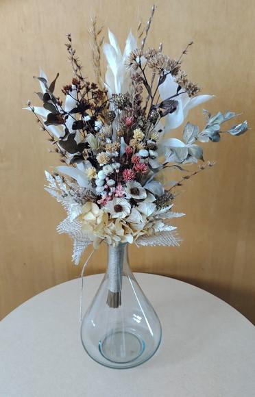 Arranjo com flores desidratadas
