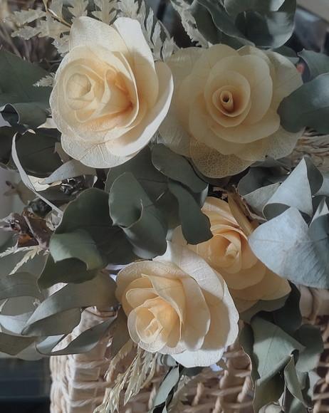 Buque com Rosas de Folhas Desidratadas