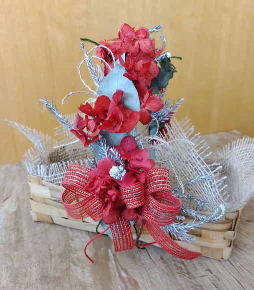 Cesta de Bambu Decorada com Flores Desidratadas
