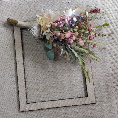 Buquê de Flores Secas no Quadro Vazado