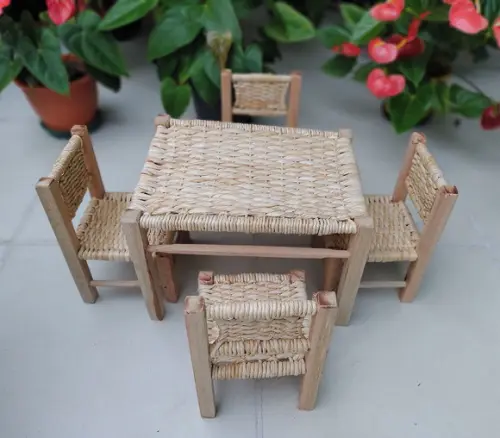 Conjunto de Mesinha de Palha com 4 Cadeirinhas (boneca)