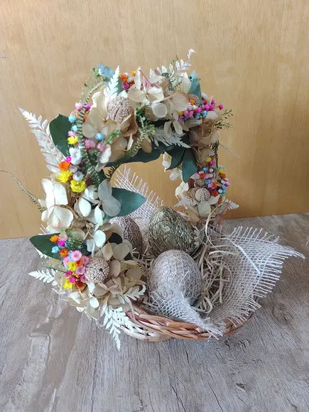 Cesta de Páscoa Decorada com Flores Desidratadas (3 Ovos)