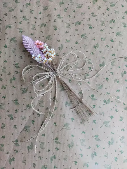 Laço de Fios de Juta com Flores Desidratadas