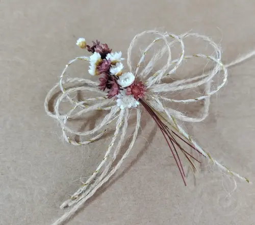 Laço de Fios de Juta com Flores Secas - Marrom com Natural