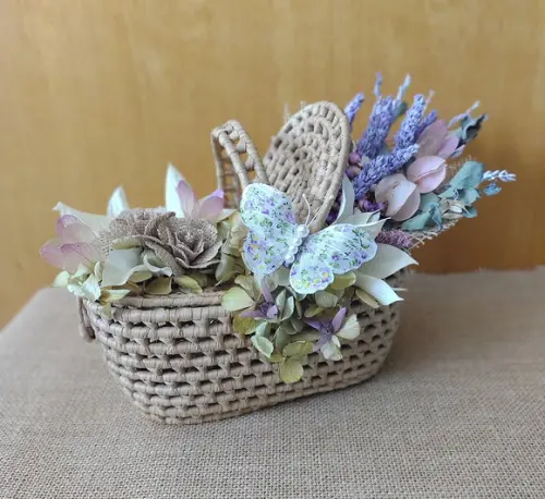 Mini Cesta com Buquezinho de Flores