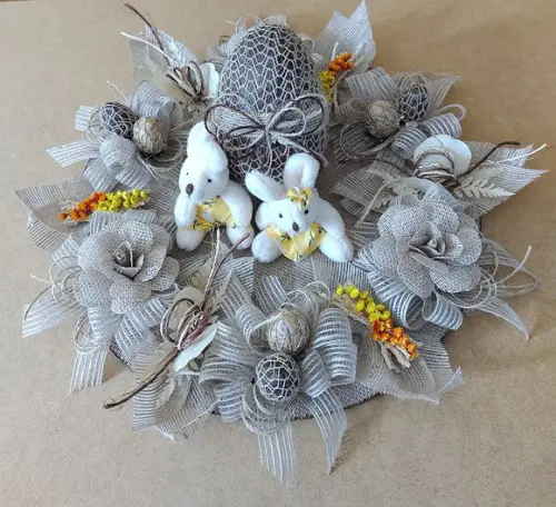 Centro de Mesa com Coelhinhos e Ovo de Pascoa