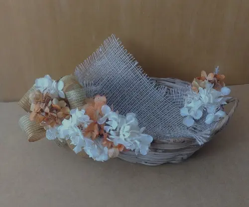 Cesta Oval Decorada com Hortensias em Tons de Laranja
