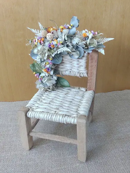 Cadeirinha de Palha com Flores Desidratadas (boneca)
