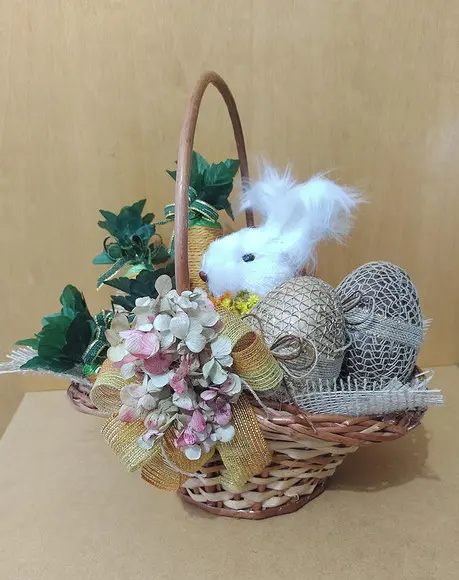 Cesta Decorada com Coelho, Ovo de Páscoa e Cenoura Rústica