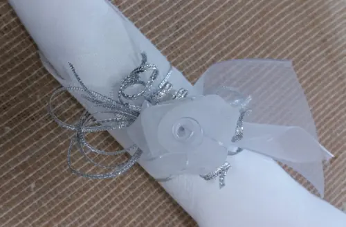 Porta-guardanapo com Flor de Fita de Organza Branca