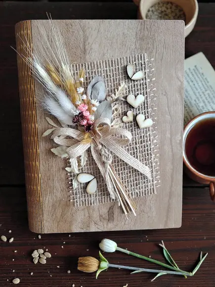 Caixa Livro Decorado com Buque Flores Desidratadas
