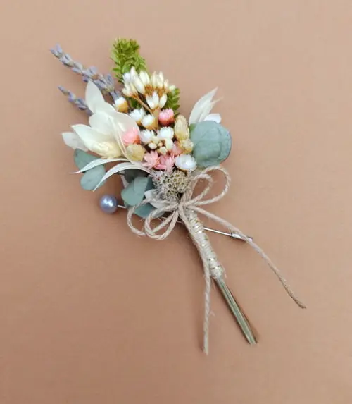 Lapela Floral com Toque Rosé