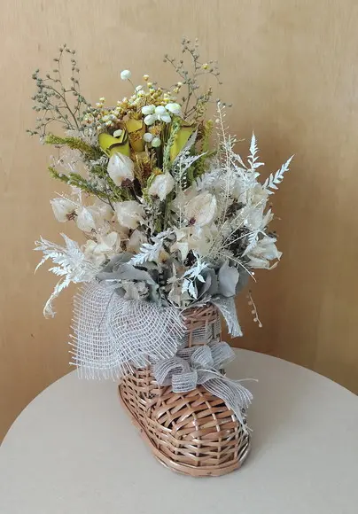 Arranjo com flores desidratadas na Botinha de Vime