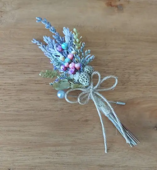 Lapela ou Corsage - Lavanda e Flores Secas Coloridas