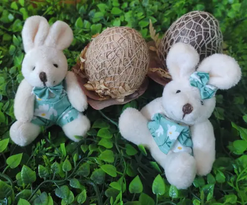 Casal de Coelhinhos de Pelúcia com 2 Ovos Decorativos