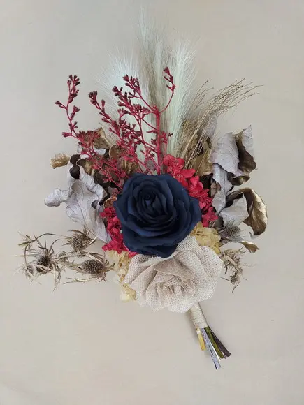 Buque m - com Rosa Negra e Folhagens Desidratadas