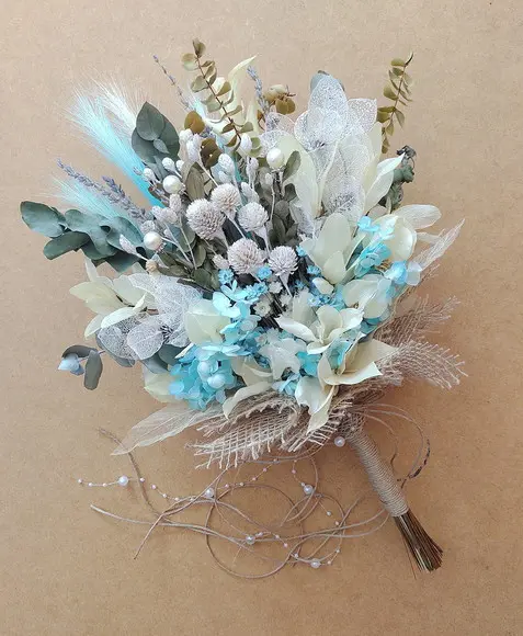 Buque de Noiva com Flores Desidratadas em Tons de Azul Claro