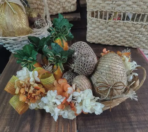 Cesta Decorada com Ovos de Páscoa e Cenoura Rústica