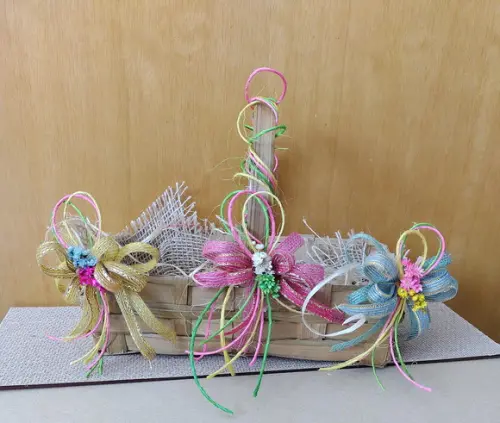 Cesta decorada com lacinhos de juta