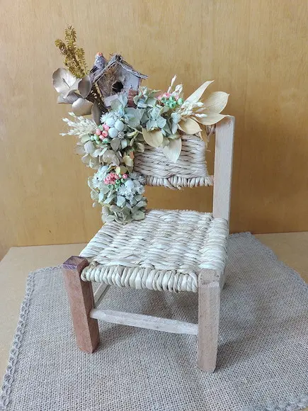 Cadeirinha de Palha com Flores Desidratadas (boneca)