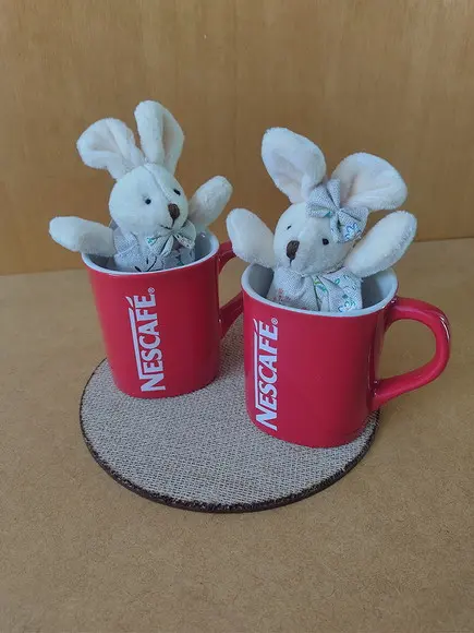 Casal de Coelhinhos Pernalonga na Caneca (12cm)