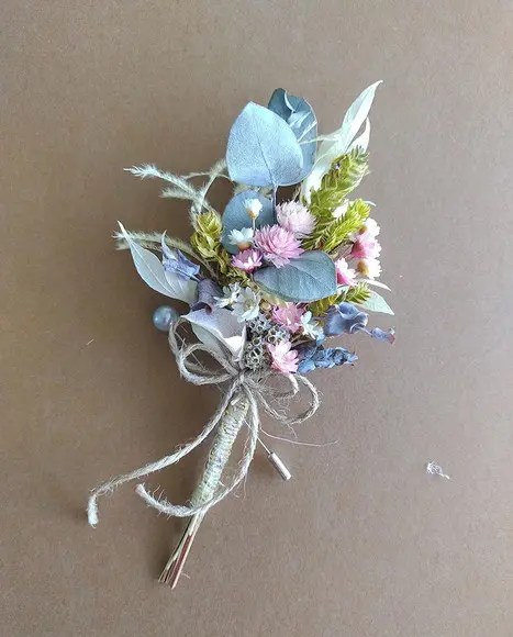 Lapela Floral com Toque Rosé