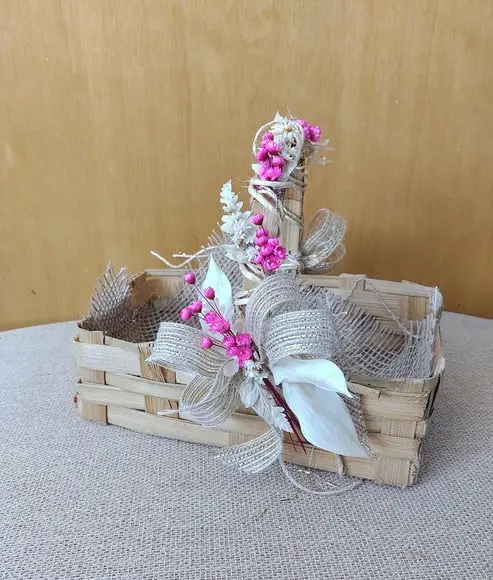 Cesta decorada com flores desidratadas - Rosa