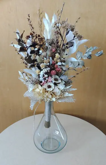 Arranjo com flores desidratadas