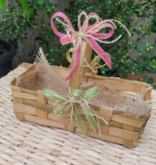 Cesta decorada com lacinhos de juta