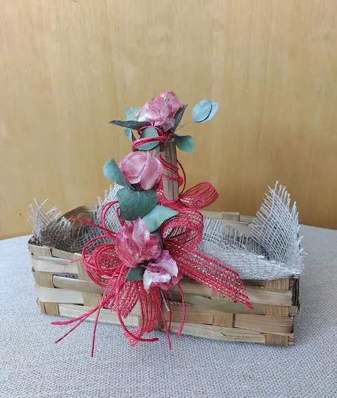 Cesta decorada com flores desidratadas