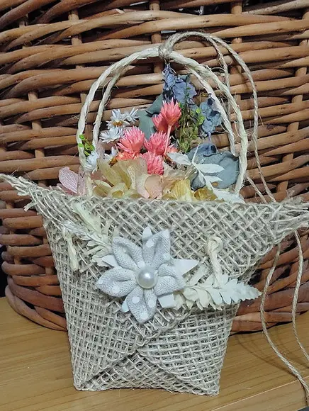 Sacolinha de Juta com Flores Desidratadas