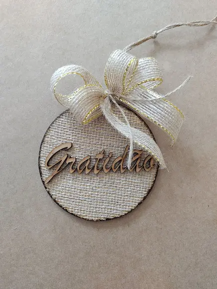 Bola de Natal Rustica com Mensagem - Gratidão