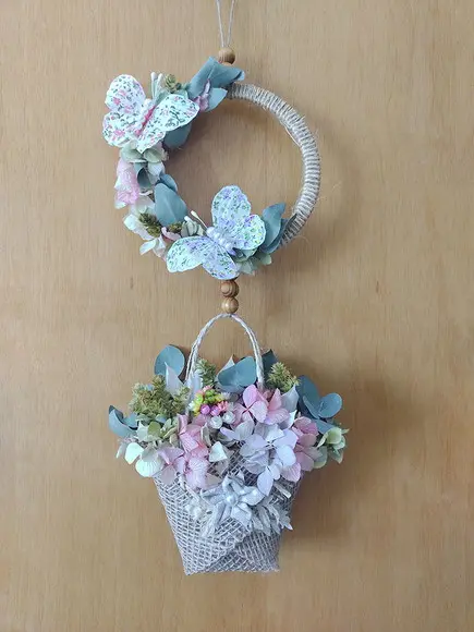 Arranjo de Porta com Sacolinha Recheada de Flores Secas