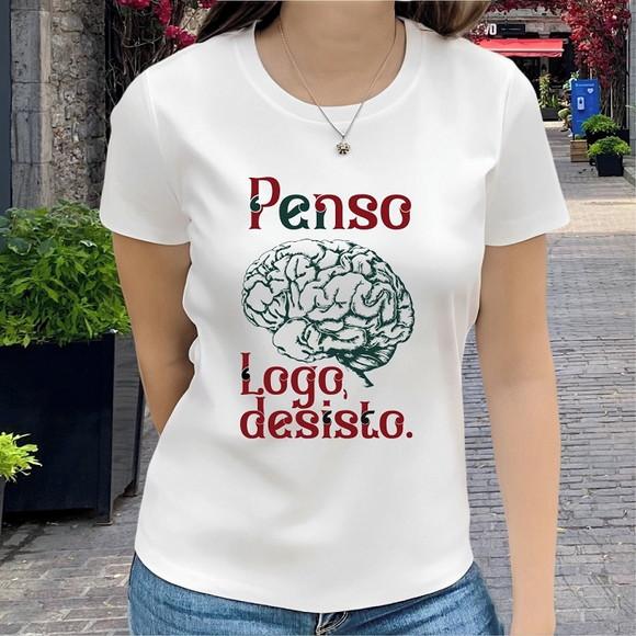 Camiseta Frase Penso Logo Desisto Feminina Básica Baby Look