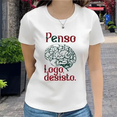 Camiseta Frase Penso Logo Desisto Feminina Básica Baby Look