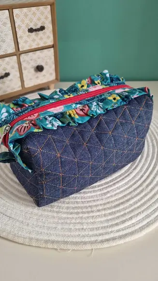 Necessaire Babados Tecido Jeans