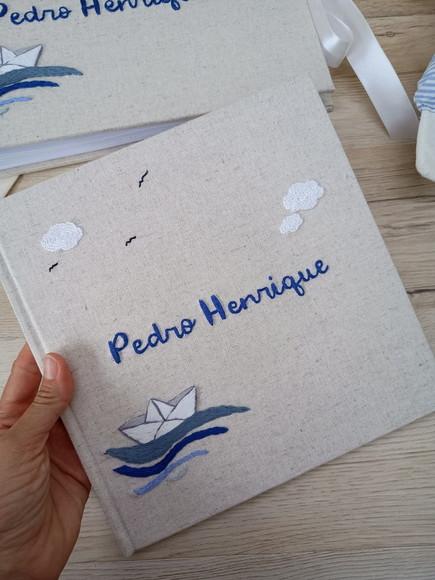 Álbum A4 Paisagem + Livro do Bebê Bordado Barquinho de Papel
