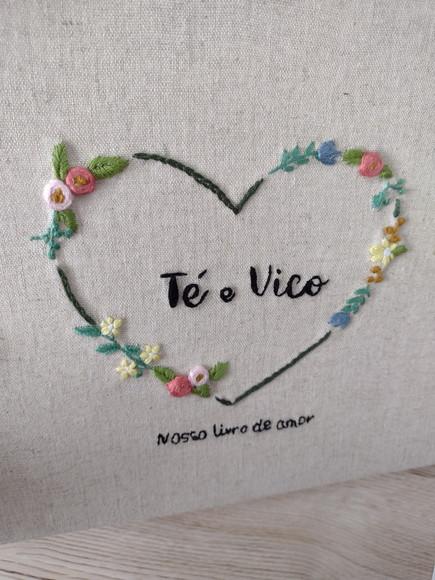 Álbum de Fotos Casal Coração Flores Bordado a Mão