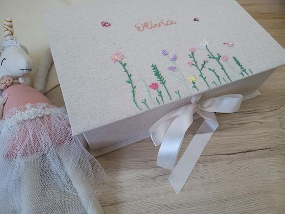 Caixa Jardim Lilás Bordada a Mão 30x20x8