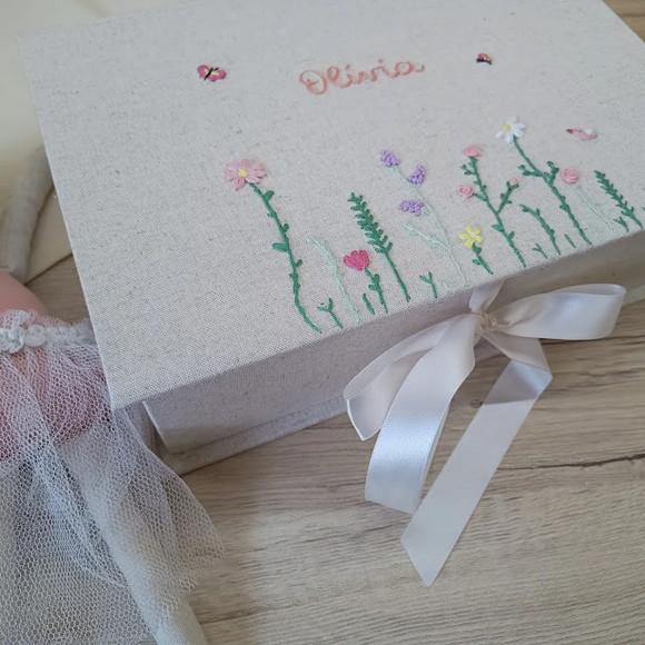 Caixa Jardim Lilás Bordada a Mão 30x20x8