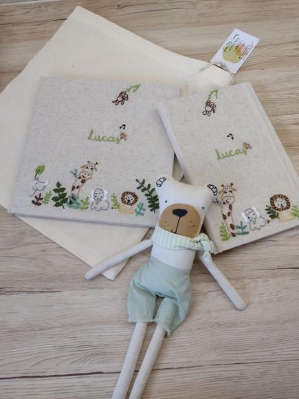 Kit Livro do Bebê + Porta Caderneta Vacina Safari Bord Mão