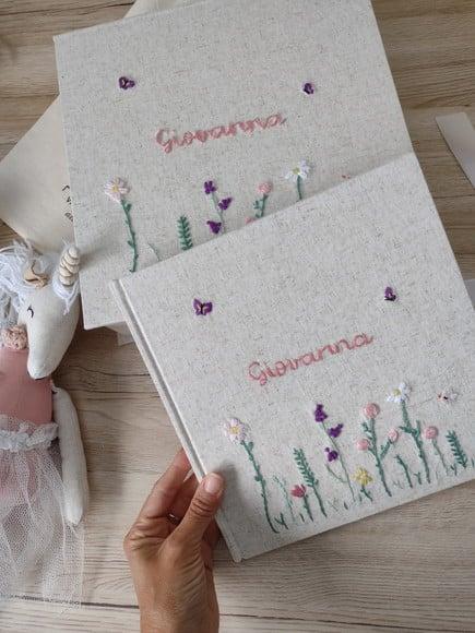 Livro do Bebê com Caixa Jardim Rosa Bordado a Mão